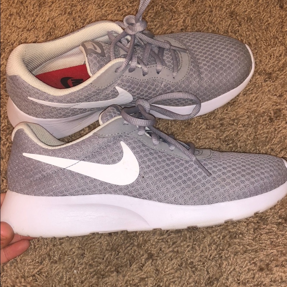 NIKE TENNIS SHOES